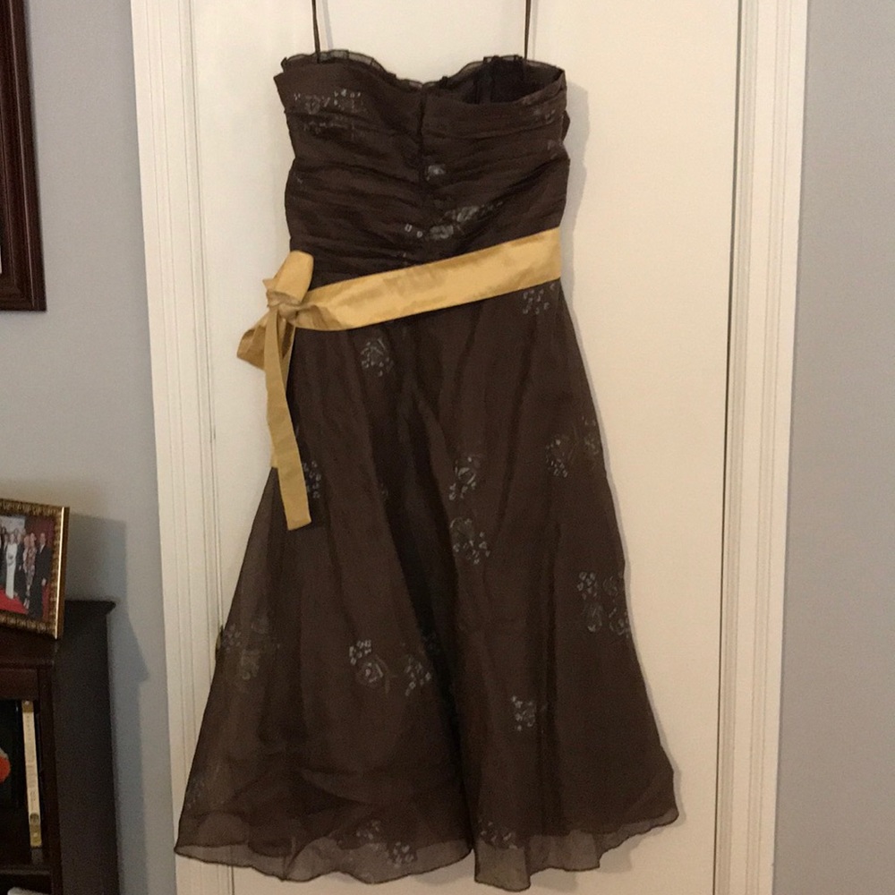 Knee-length brown strapless dress